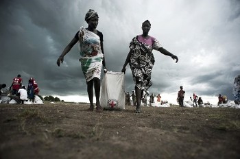 Photo: Unity State, Leer,Women collecting sorghum and oil some hours after an airdrop conducted by the ICRC. (Jacob/ICRC)